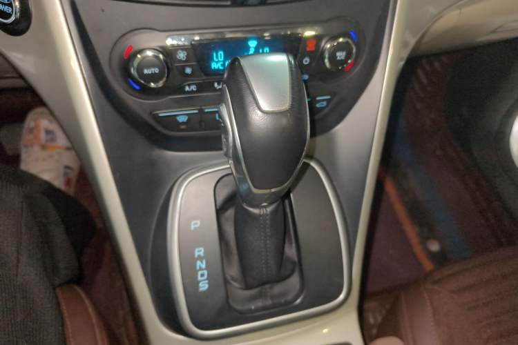 Used Ford Kuga 2013 2.0L GTDi Four-Wheel Drive Premium Model Gear Lever