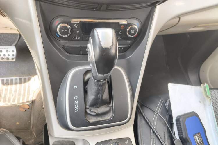 Used Ford Kuga 2013 2.0L GTDi Four-Wheel-Drive Elite Model Gear Lever