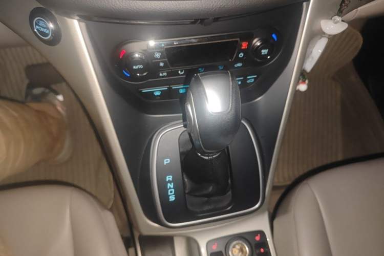 Used Ford Kuga 2013 2.0L GTDi Four-Wheel-Drive Sport Model Gear Lever