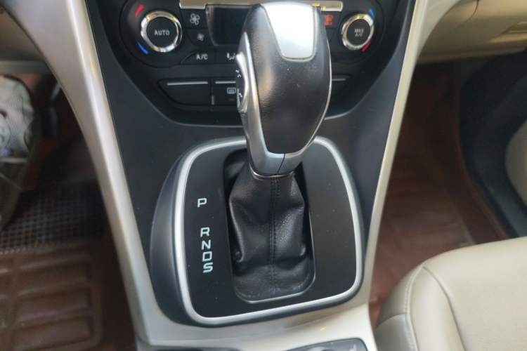 Used Ford Kuga 2013 2.0L GTDi Four-Wheel-Drive Elite Model Gear Lever