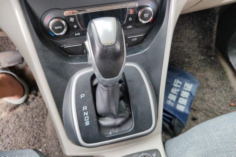 Used Ford Kuga 2013 2.0L GTDi Four-Wheel-Drive Elite Model Gear Lever