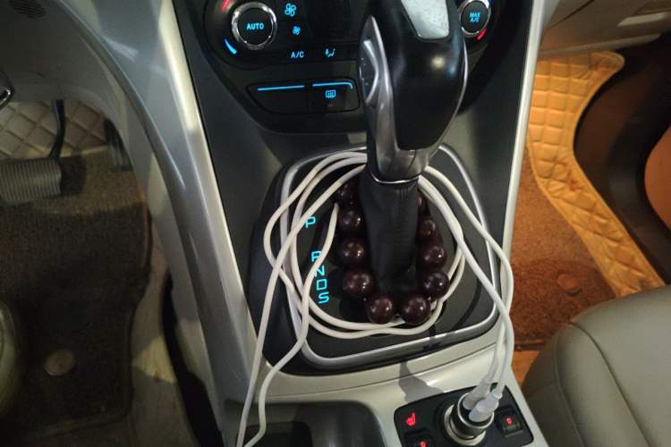 Used Ford Kuga 2013 2.0L GTDi Four-Wheel-Drive Elite Model Gear Lever