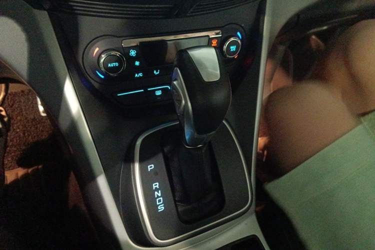Used Ford Kuga 2013 1.6L GTDi Two-Wheel-Drive Trend Model Gear Lever