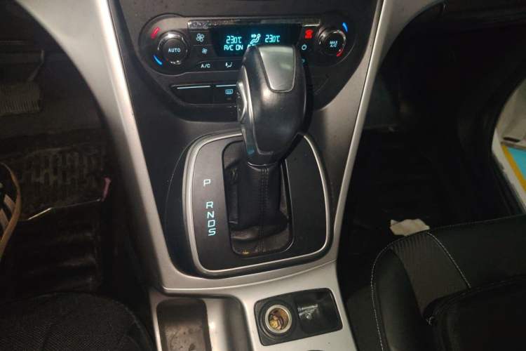 Used Ford Kuga 2013 1.6L GTDi Two-Wheel-Drive Trend Model Gear Lever