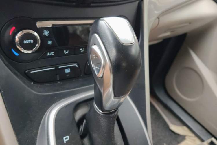 Used Ford Kuga 2013 1.6L GTDi 4x4 Elite Model Gear Lever