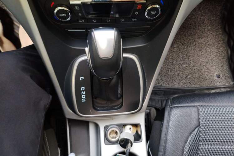 Used Ford Kuga 2013 1.6L GTDi Two-Wheel-Drive Trend Model Gear Lever