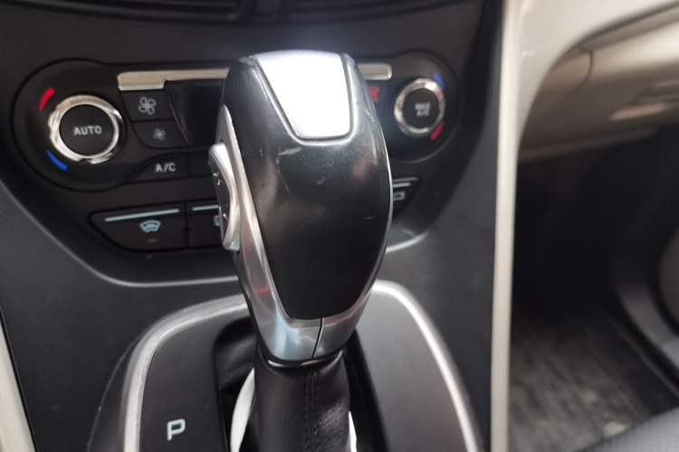 Used Ford Kuga 2013 2.0L GTDi Four-Wheel Drive Premium Model Gear Lever