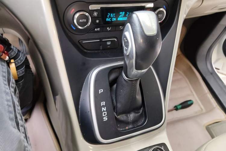 Used Ford Kuga 2013 1.6L GTDi 4x4 Elite Model Gear Lever