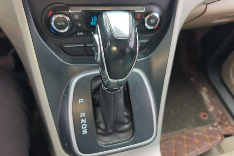 Used Ford Kuga 2013 2.0L GTDi Four-Wheel-Drive Elite Model Gear Lever