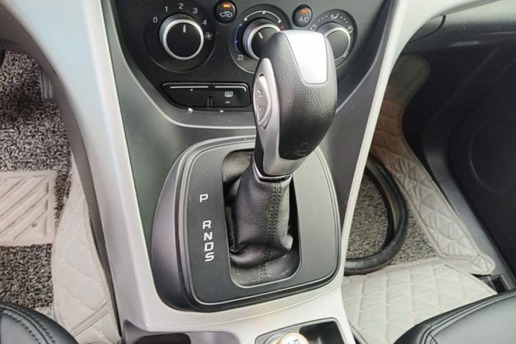 Used Ford Kuga 2013 1.6L GTDi Two-Wheel-Drive Comfort Model Gear Lever