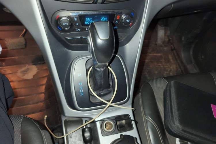 Used Ford Kuga 2013 1.6L GTDi Two-Wheel-Drive Trend Model Gear Lever