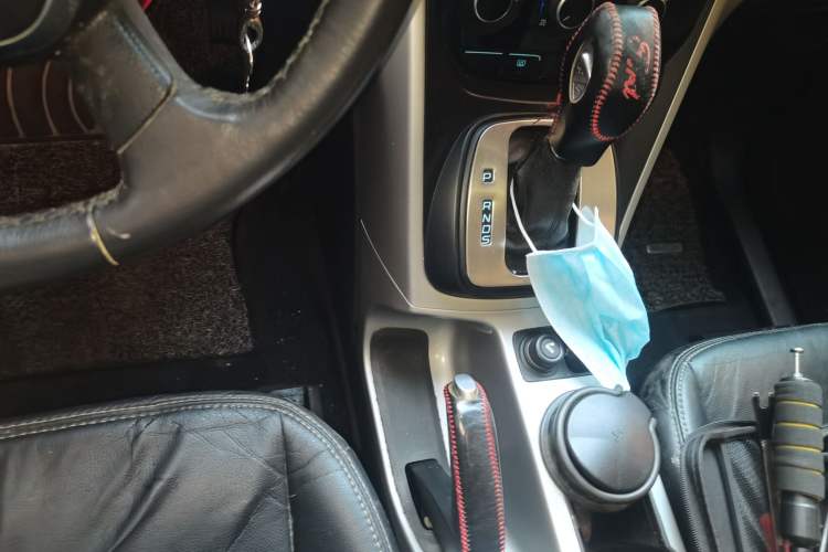 Used Ford Kuga 2013 1.6L GTDi Two-Wheel-Drive Comfort Model Gear Lever