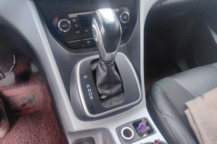 Used Ford Kuga 2013 1.6L GTDi Two-Wheel-Drive Trend Model Gear Lever