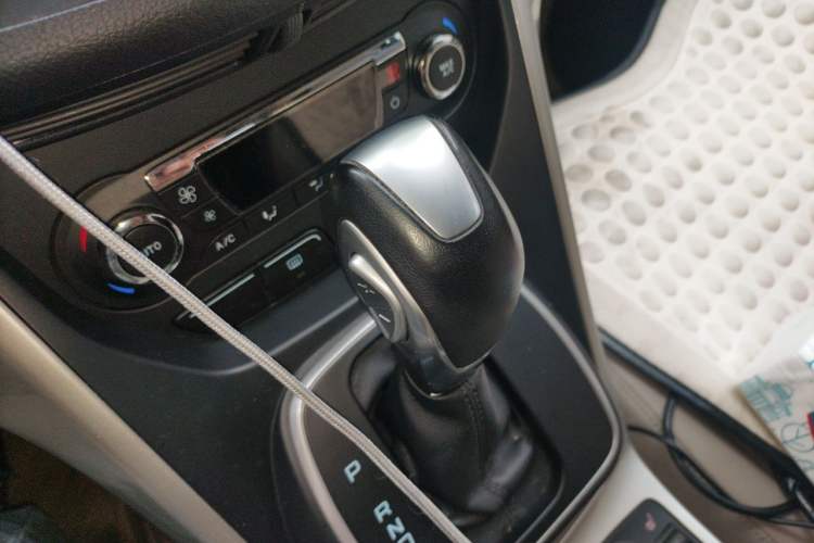 Used Ford Kuga 2013 2.0L GTDi Four-Wheel-Drive Elite Model Gear Lever