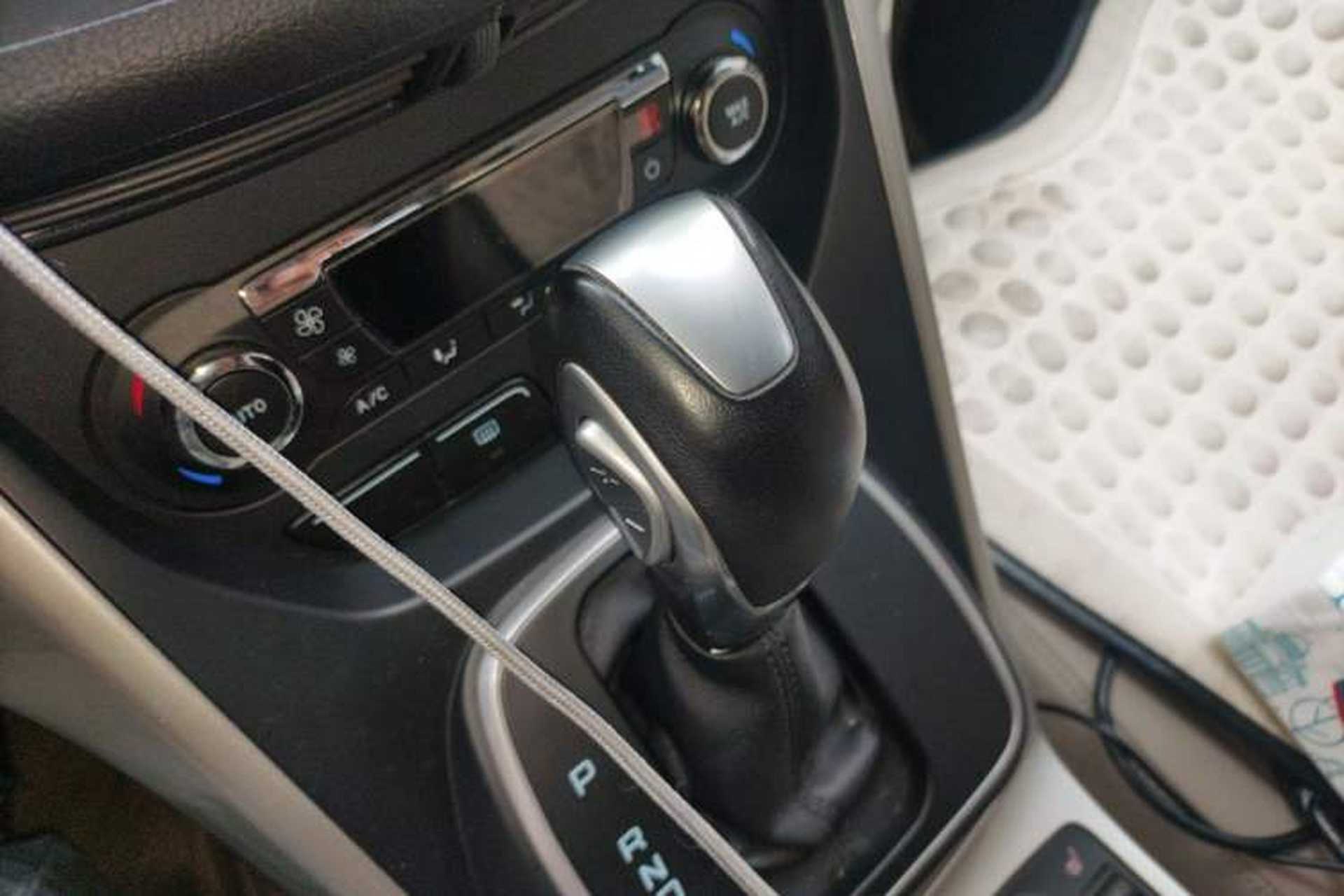 Used Ford Kuga 2013 2.0L GTDi Four-Wheel-Drive Elite Model Gear Lever