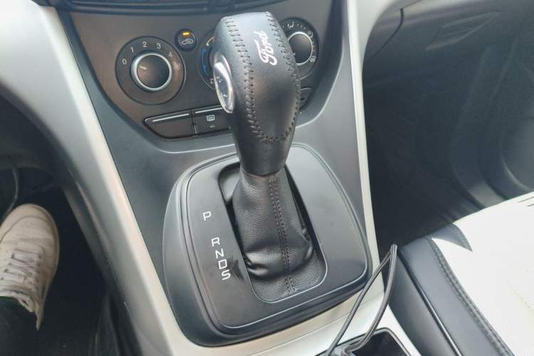 Used Ford Kuga 2013 1.6L GTDi Two-Wheel-Drive Comfort Model Gear Lever
