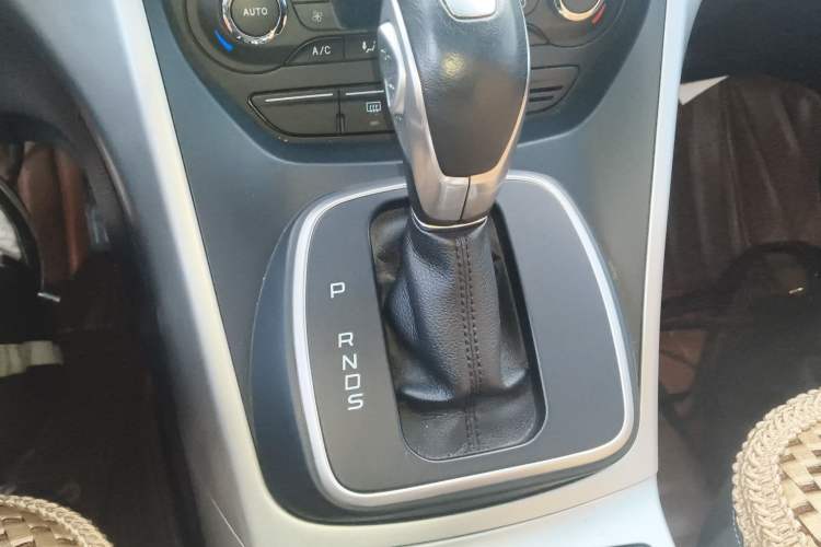 Used Ford Kuga 2013 1.6L GTDi Two-Wheel-Drive Trend Model Gear Lever
