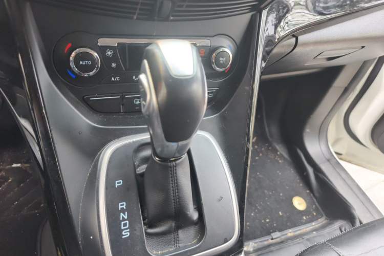 Used Ford Kuga 2013 2.0L GTDi Four-Wheel-Drive Sport Model Gear Lever