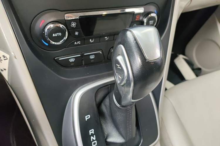 Used Ford Kuga 2013 2.0L GTDi Four-Wheel-Drive Sport Model Gear Lever