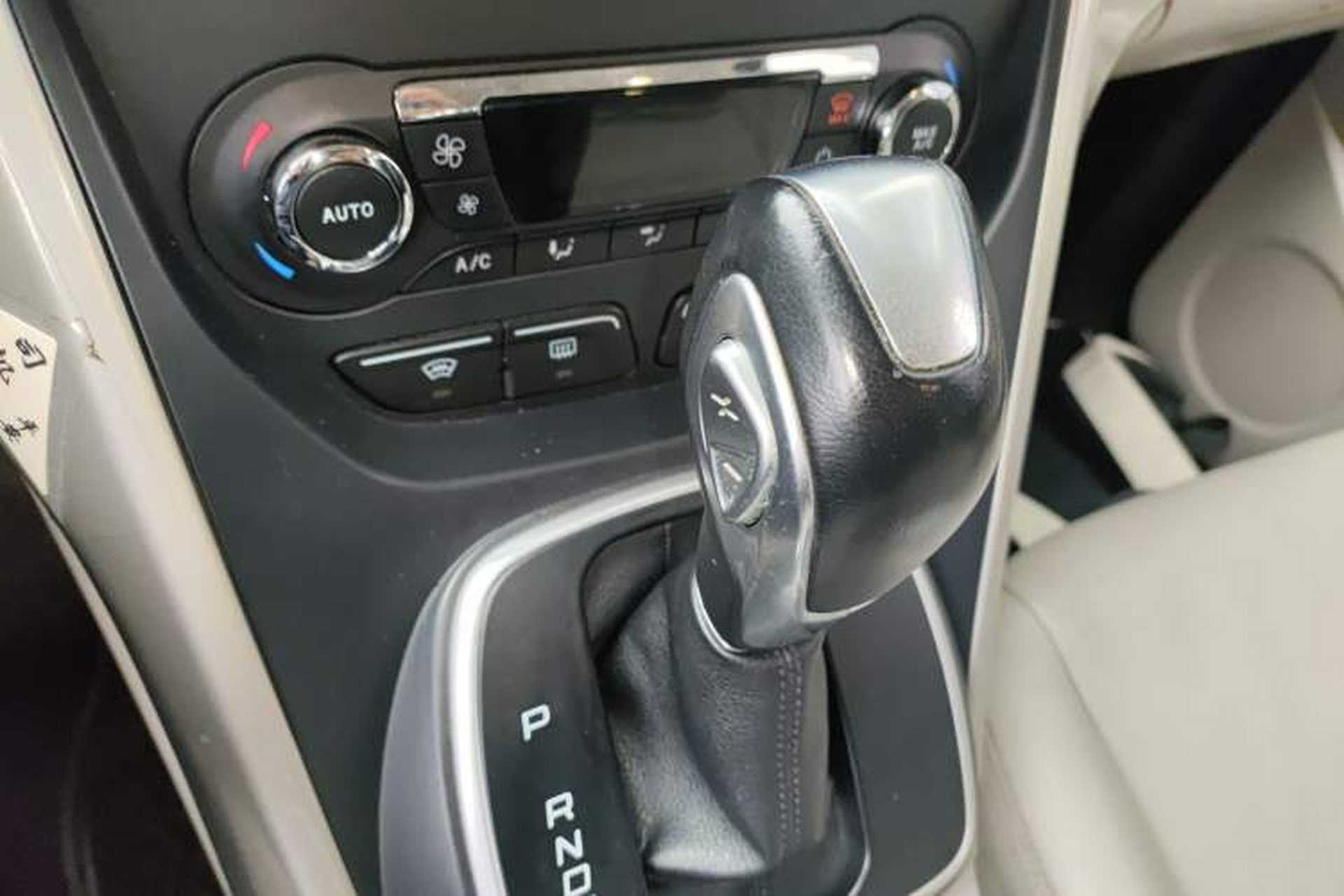 Used Ford Kuga 2013 2.0L GTDi Four-Wheel-Drive Sport Model Gear Lever