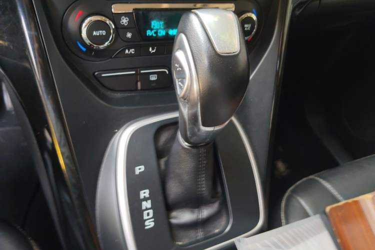 Used Ford Kuga 2013 2.0L GTDi Four-Wheel-Drive Sport Model Gear Lever