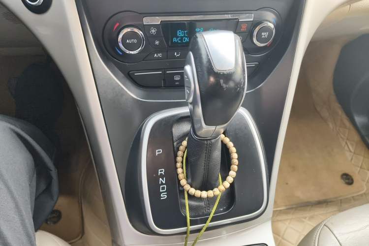 Used Ford Kuga 2013 1.6L GTDi 4x4 Elite Model Gear Lever