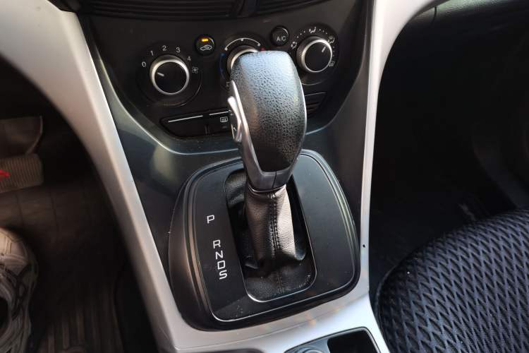 Used Ford Kuga 2013 1.6L GTDi Two-Wheel-Drive Comfort Model Gear Lever