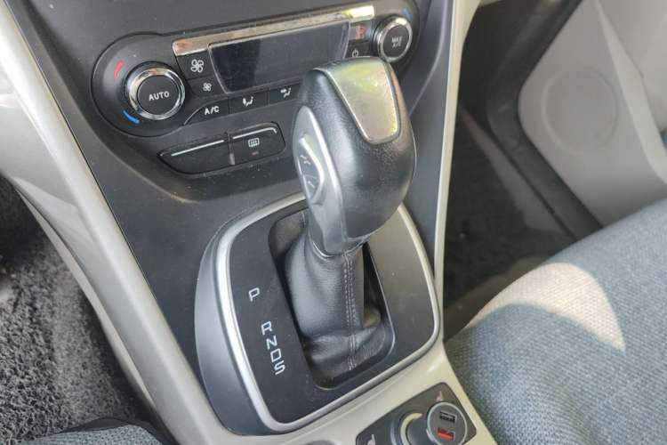Used Ford Kuga 2013 2.0L GTDi Four-Wheel-Drive Elite Model Gear Lever