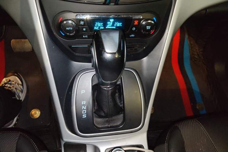 Used Ford Kuga 2013 1.6L GTDi Two-Wheel-Drive Trend Model Gear Lever