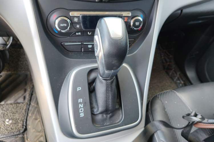 Used Ford Kuga 2013 1.6L GTDi Two-Wheel-Drive Trend Model Gear Lever
