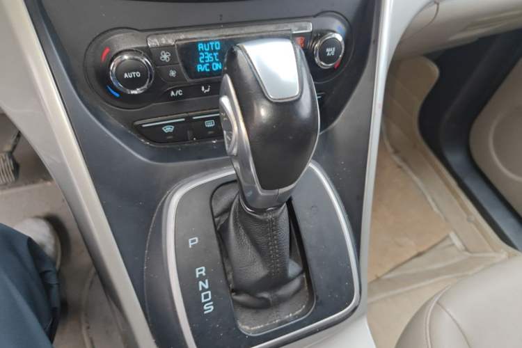 Used Ford Kuga 2013 2.0L GTDi Four-Wheel-Drive Sport Model Gear Lever
