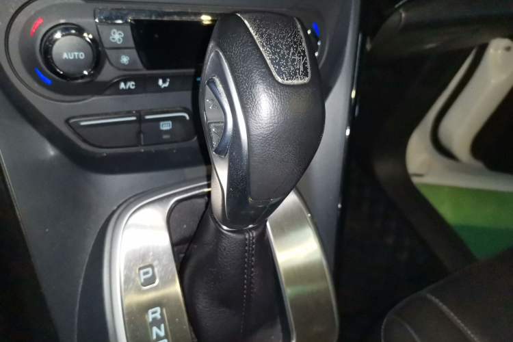 Used Ford Kuga 2013 2.0L GTDi Four-Wheel Drive Premium Model Gear Lever