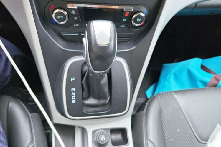 Used Ford Kuga 2013 1.6L GTDi Two-Wheel-Drive Trend Model Gear Lever