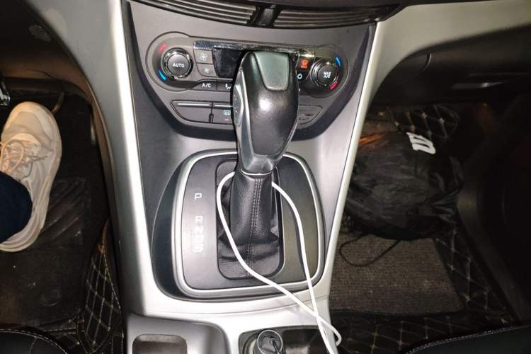Used Ford Kuga 2013 1.6L GTDi Two-Wheel-Drive Trend Model Gear Lever