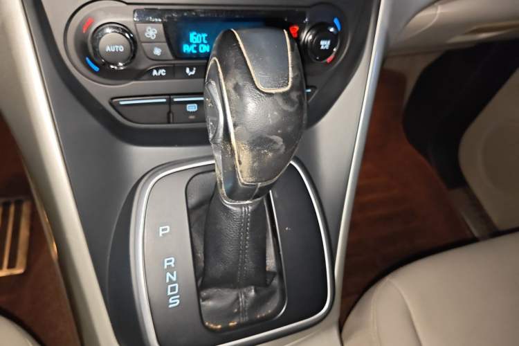 Used Ford Kuga 2013 2.0L GTDi Four-Wheel-Drive Elite Model Gear Lever