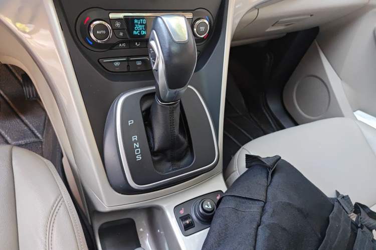 Used Ford Kuga 2013 1.6L GTDi 4x4 Elite Model Gear Lever