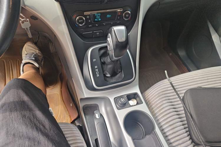 Used Ford Kuga 2013 1.6L GTDi Two-Wheel-Drive Trend Model Gear Lever