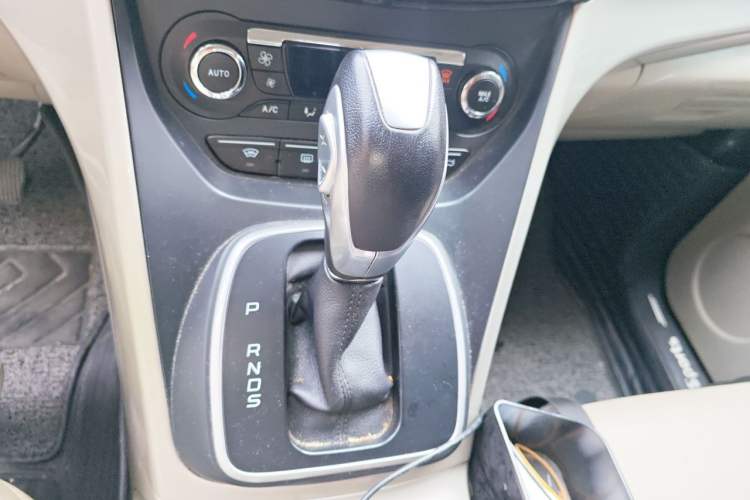 Used Ford Kuga 2013 2.0L GTDi Four-Wheel Drive Premium Model Gear Lever