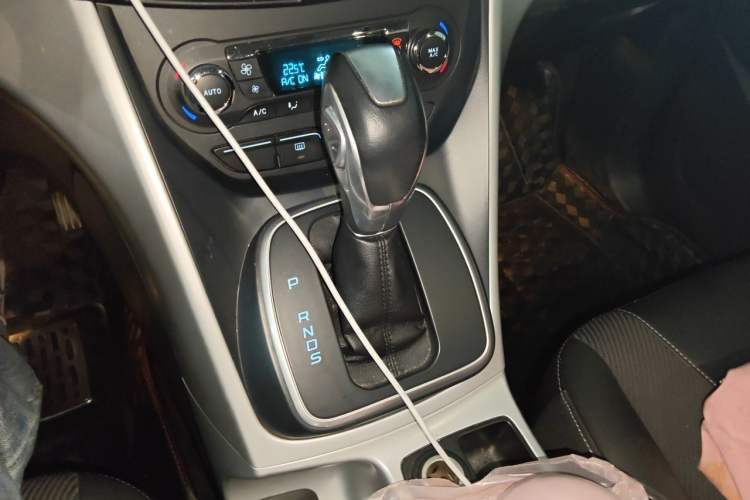 Used Ford Kuga 2013 1.6L GTDi Two-Wheel-Drive Trend Model Gear Lever