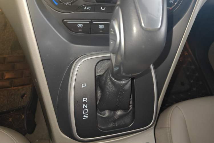 Used Ford Kuga 2013 1.6L GTDi 4x4 Elite Model Gear Lever
