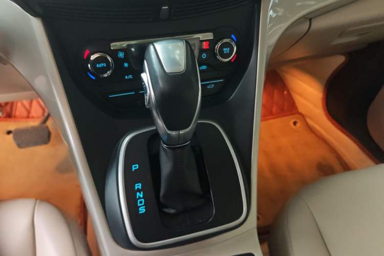 Used Ford Kuga 2013 1.6L GTDi 4x4 Elite Model Gear Lever
