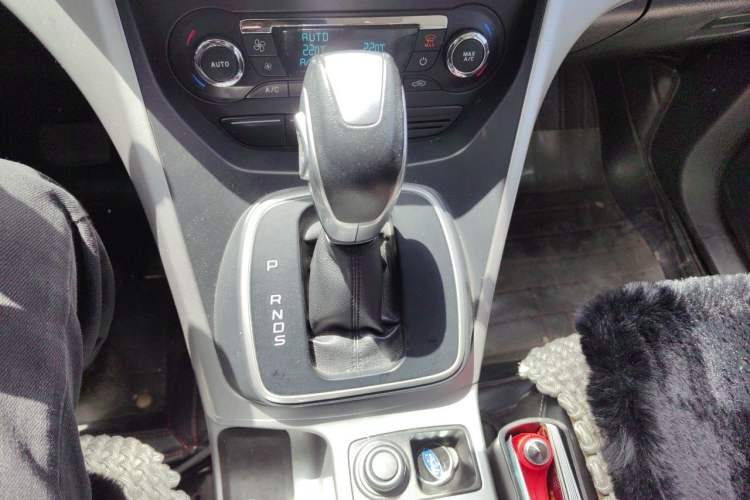 Used Ford Kuga 2013 1.6L GTDi Two-Wheel-Drive Trend Model Gear Lever