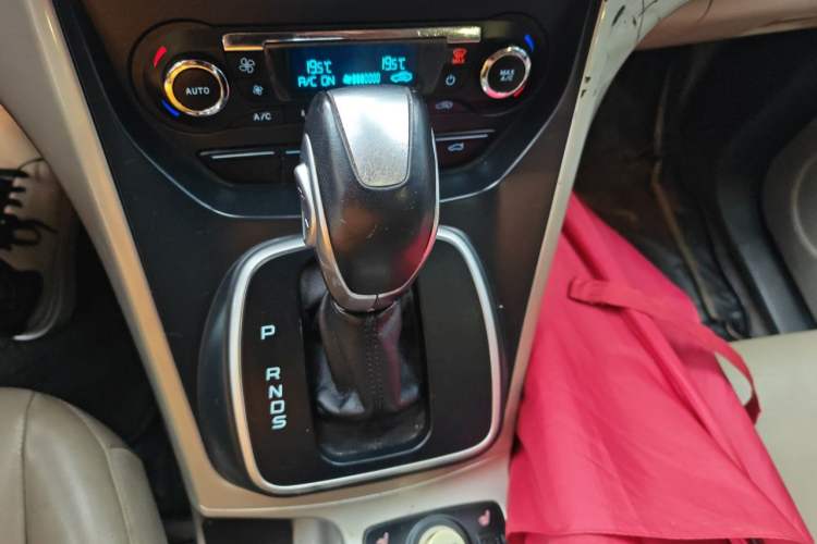 Used Ford Kuga 2013 2.0L GTDi Four-Wheel-Drive Elite Model Gear Lever