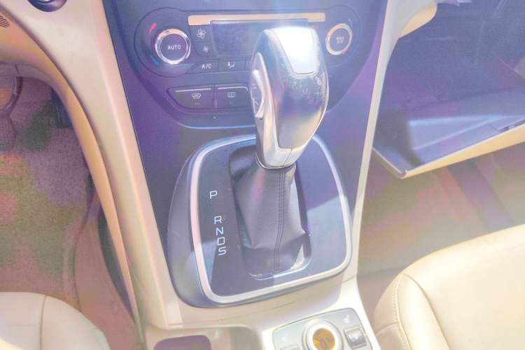 Used Ford Kuga 2013 2.0L GTDi Four-Wheel Drive Premium Model Gear Lever