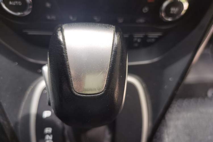 Used Ford Kuga 2013 2.0L GTDi Four-Wheel-Drive Sport Model Gear Lever
