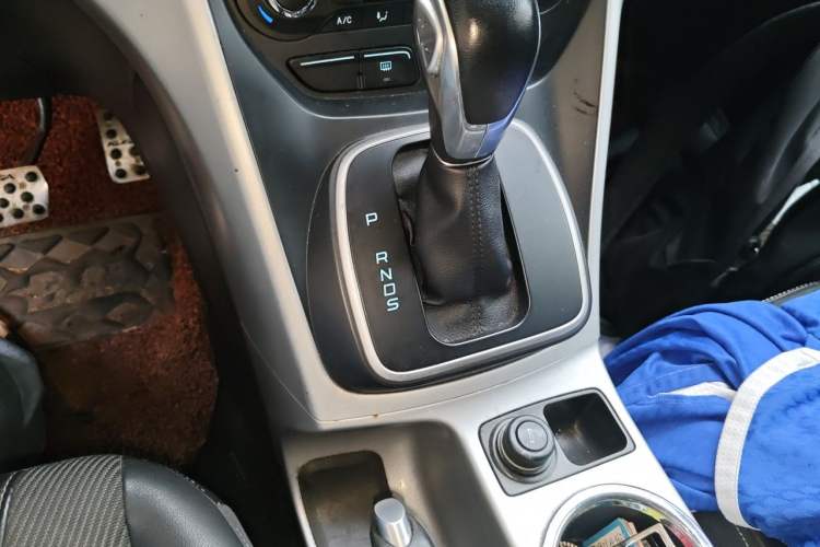 Used Ford Kuga 2013 1.6L GTDi Two-Wheel-Drive Trend Model Gear Lever