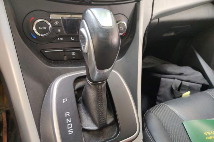 Used Ford Kuga 2013 1.6L GTDi Two-Wheel-Drive Trend Model Gear Lever