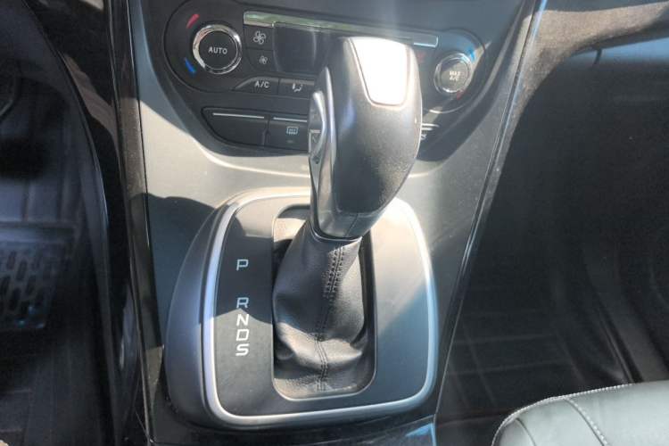 Used Ford Kuga 2013 2.0L GTDi Four-Wheel-Drive Sport Model Gear Lever