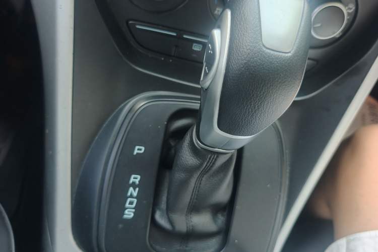 Used Ford Kuga 2013 1.6L GTDi Two-Wheel-Drive Comfort Model Gear Lever
