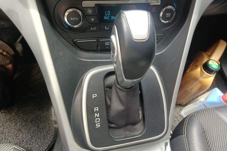 Used Ford Kuga 2013 1.6L GTDi Two-Wheel-Drive Trend Model Gear Lever